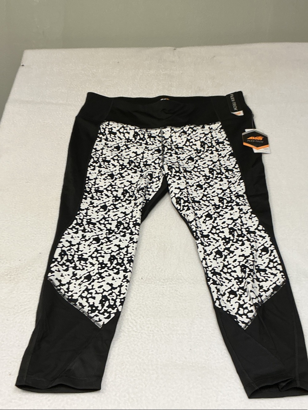 Avia Black and White Printed Capri Leggings Sz XXL, 3180